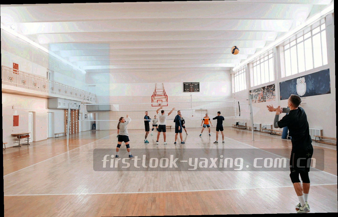 夜间球场入口灯柱与通道，低角度暗调构图